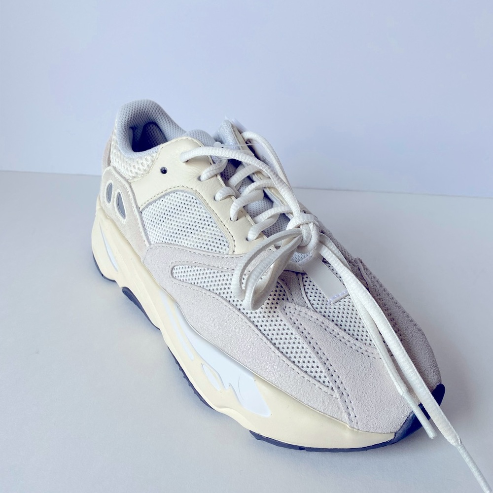 YEEZY Boost 700 Analog